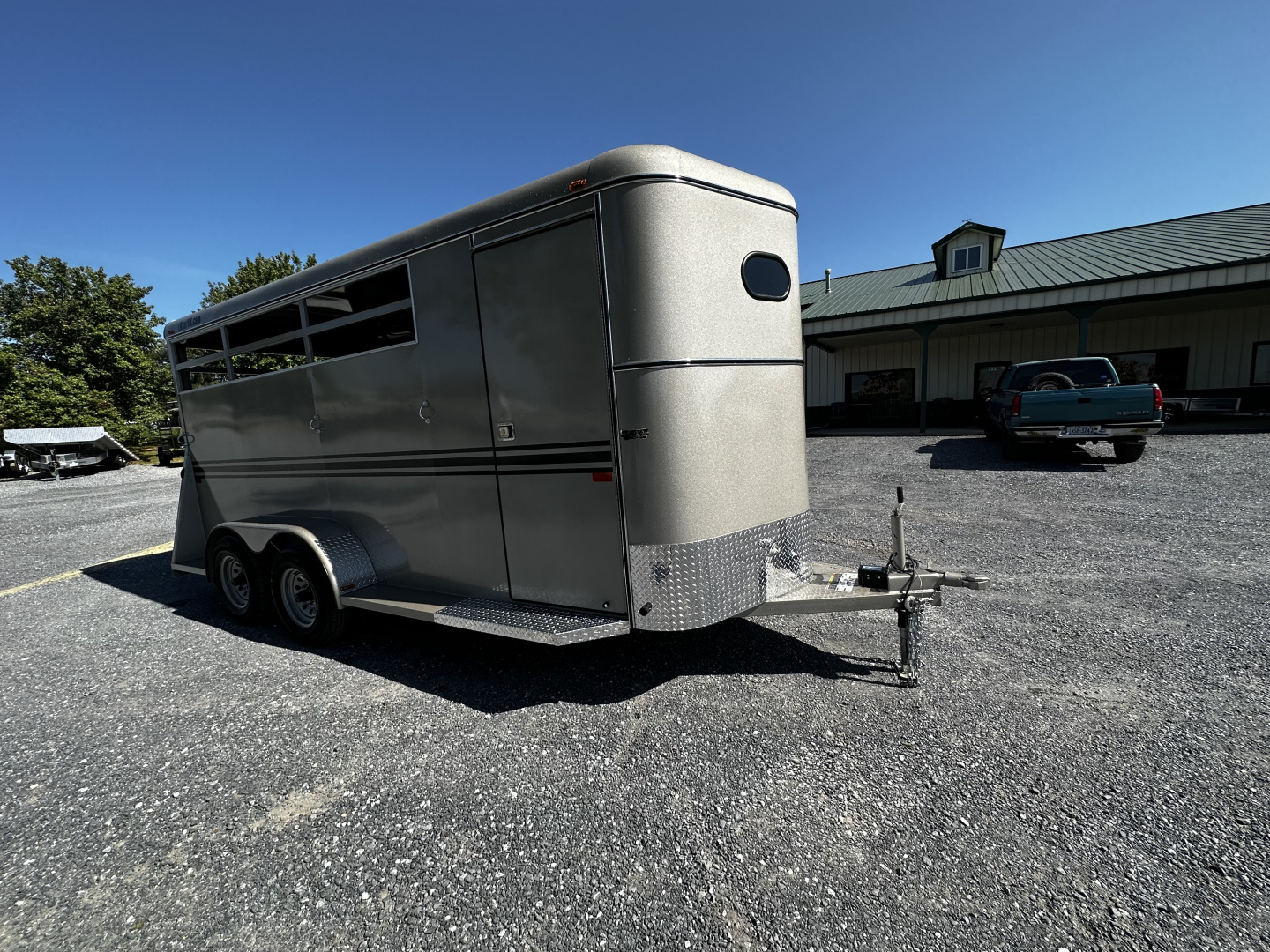 New 2026 Bee 3 Horse Durango Slant Load Horse Trailer