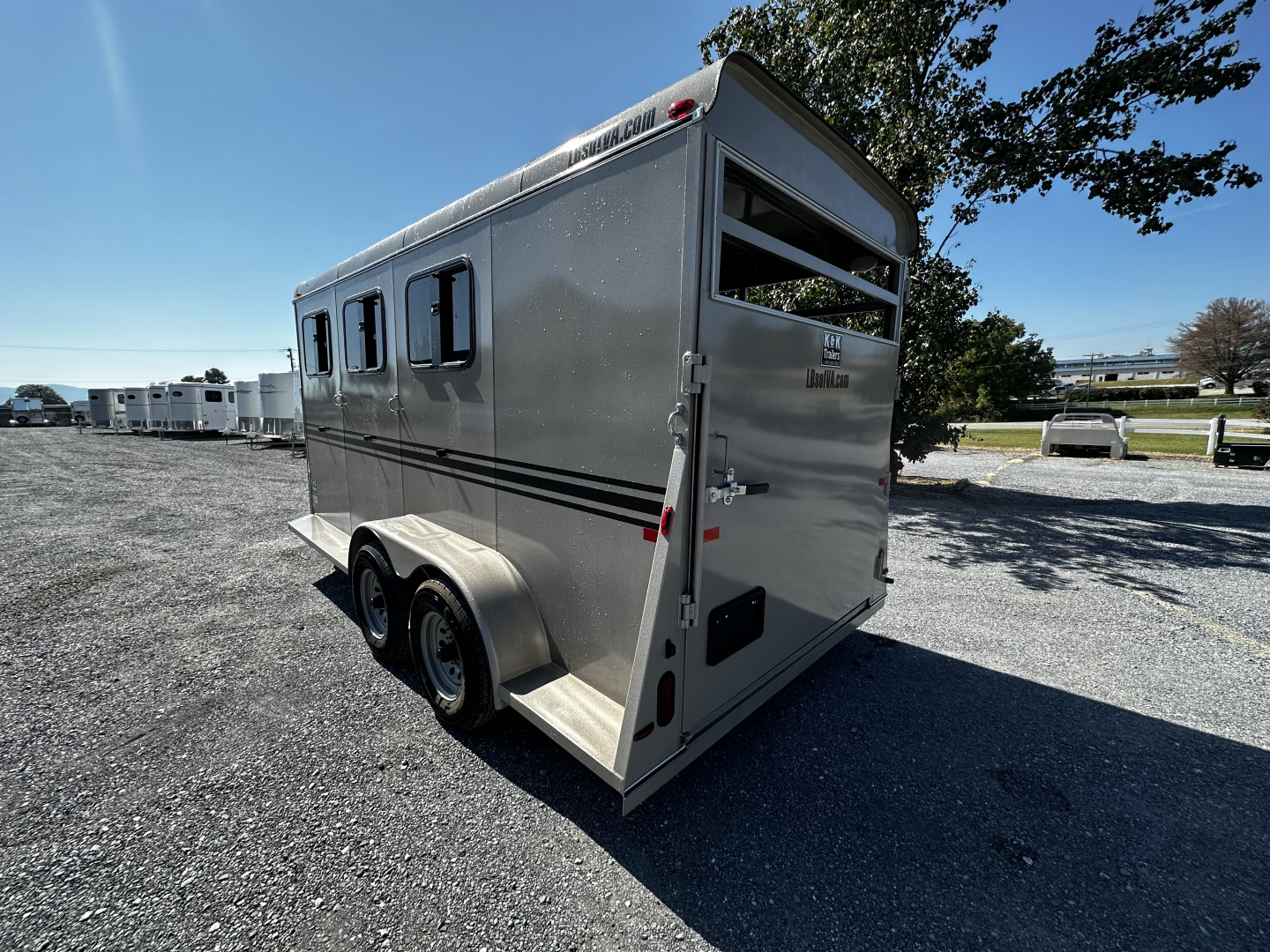 New 2026 Bee 3 Horse Durango Slant Load Horse Trailer