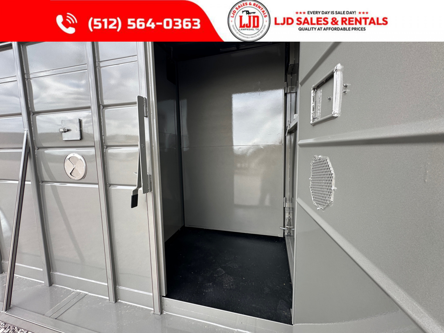 New 2026 CALICO - 28' Exotic Game Trailer - 14 Stalls - Bi Folds