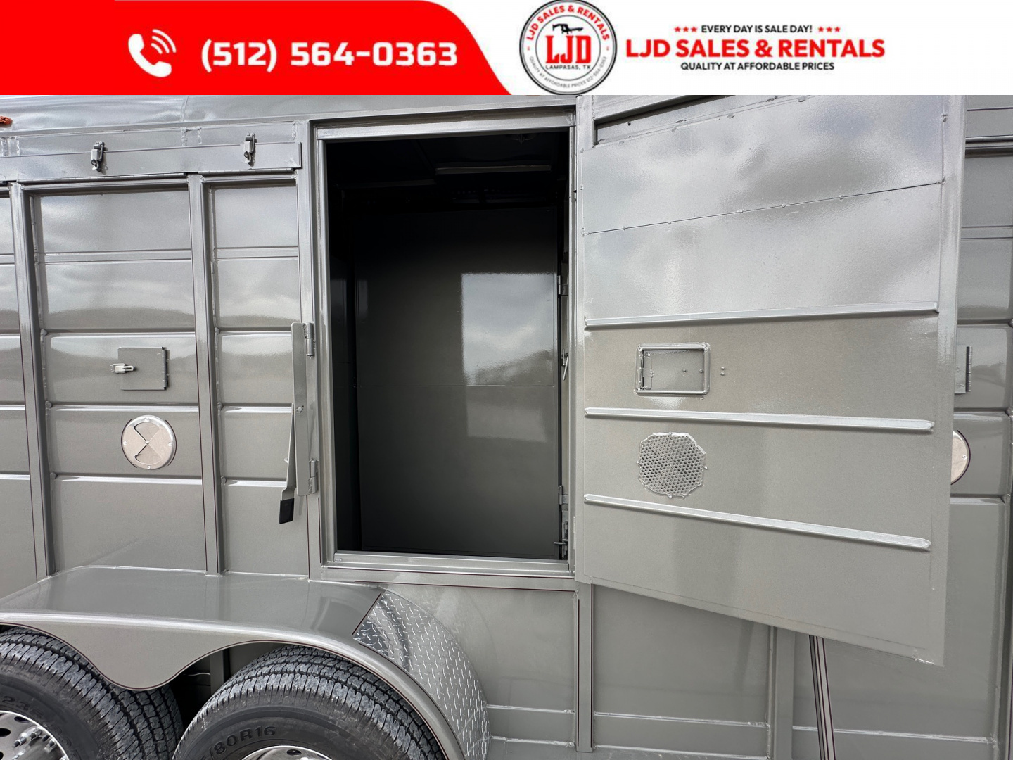 New 2026 CALICO - 28' Exotic Game Trailer - 14 Stalls - Bi Folds