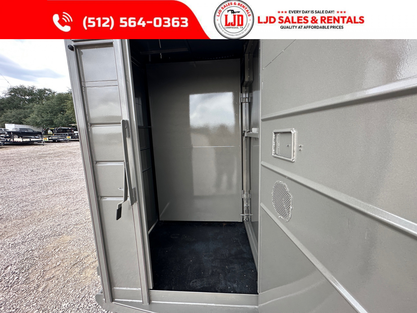 New 2026 CALICO - 28' Exotic Game Trailer - 14 Stalls - Bi Folds