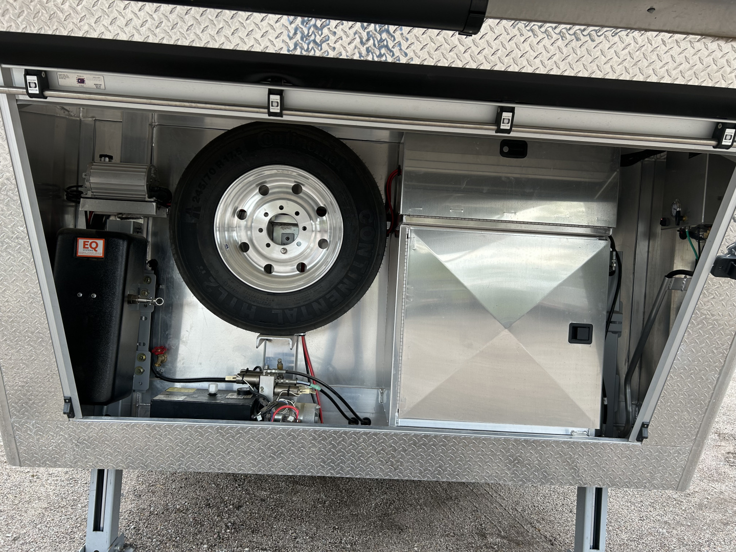 New 2025 Cimarron LQ 4 Horse Norstar w/ Signature Quarters