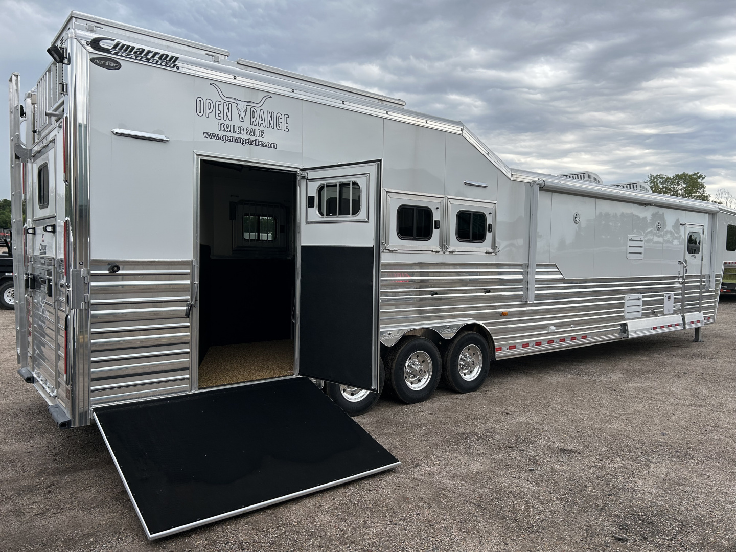 New 2025 Cimarron LQ 4 Horse Norstar w/ Signature Quarters