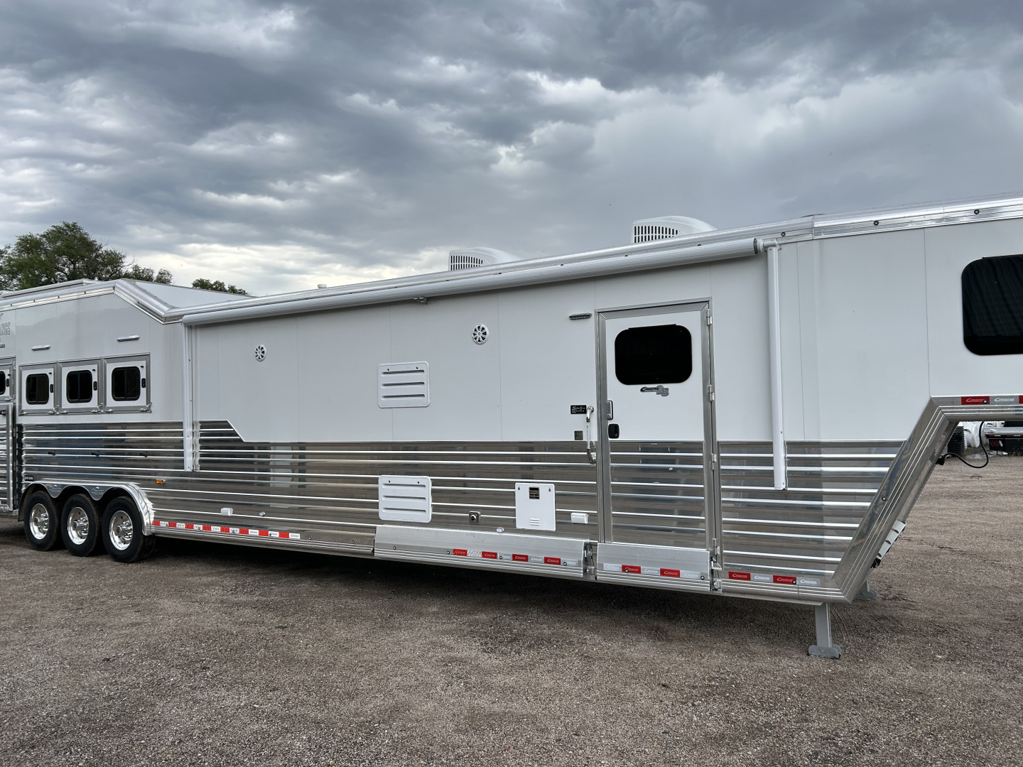 New 2025 Cimarron LQ 4 Horse Norstar w/ Signature Quarters