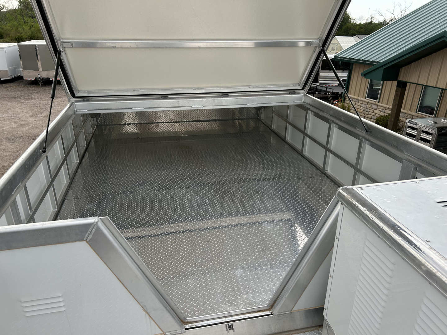 New 2025 Cimarron LQ 4 Horse Norstar w/ Signature Quarters