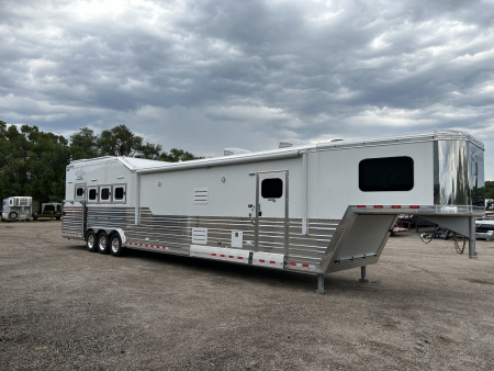 New 2025 Cimarron LQ 4 Horse Norstar w/ Signature Quarters