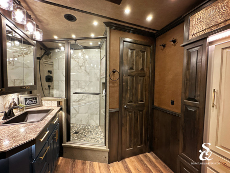 New 2025 Cimarron LQ 4 Horse Norstar w/ Signature Quarters