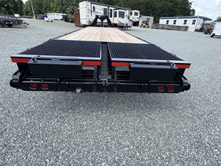 New 2025 Texas Bragg Trailers GN 35+5 20K Flatbed Trailer
