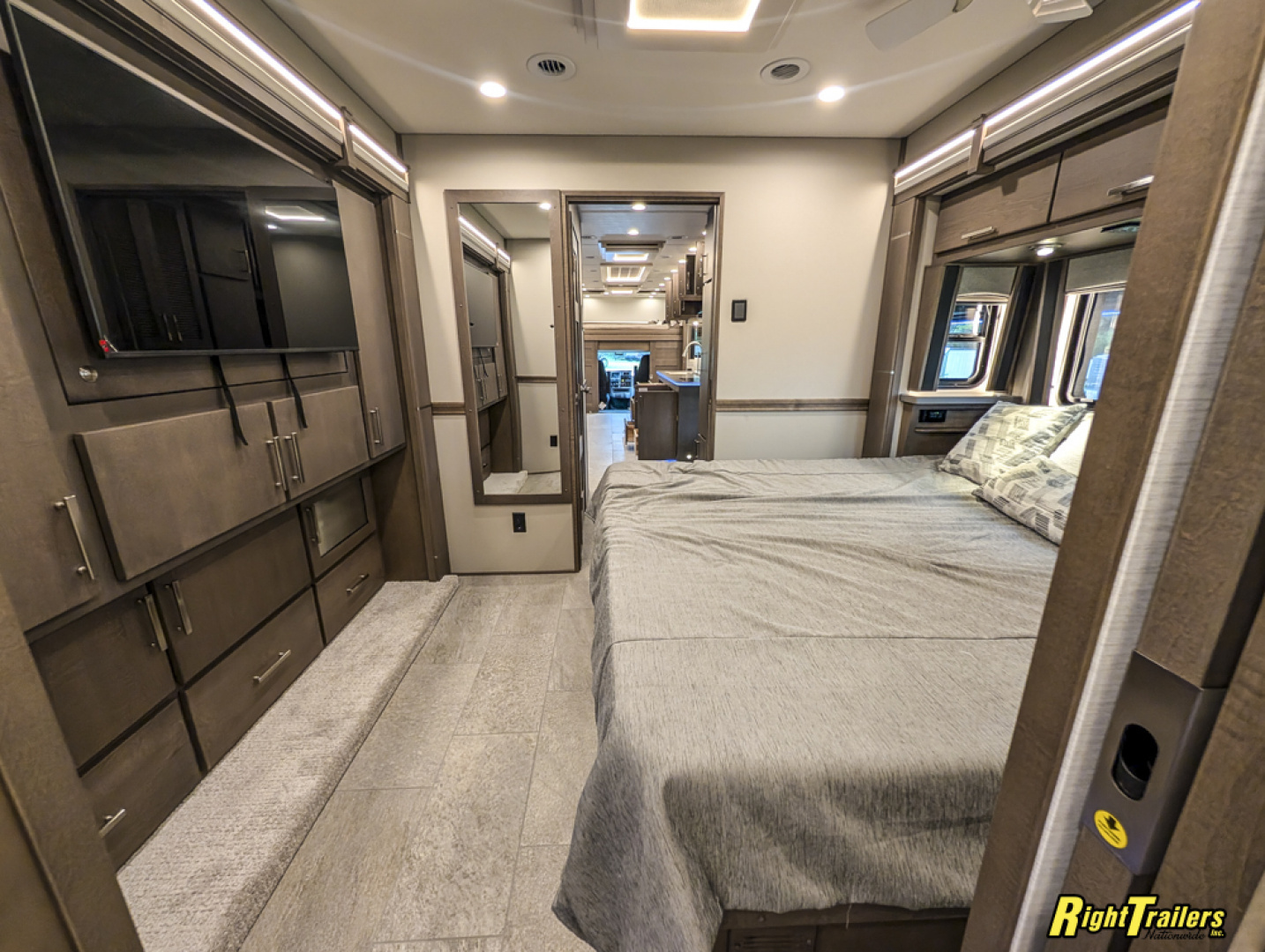 New 2026 Renegade RV Classic Peterbilt 589 45CME Motorhome With 1.5 Bathrooms