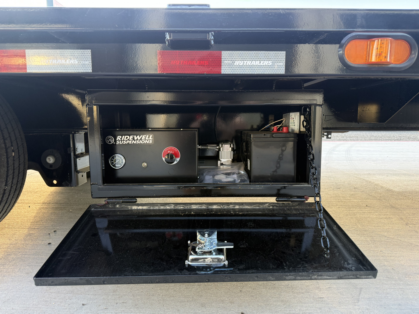 New 2026 PJ 102"x40' GN Low-Pro Air-Ride Flatbed w/ Duals - LD