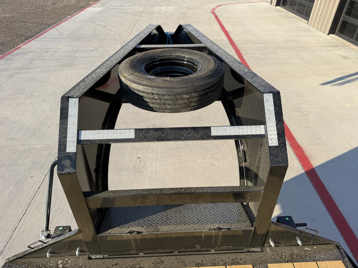 New 2026 PJ 102"x40' GN Low-Pro Air-Ride Flatbed w/ Duals - LD