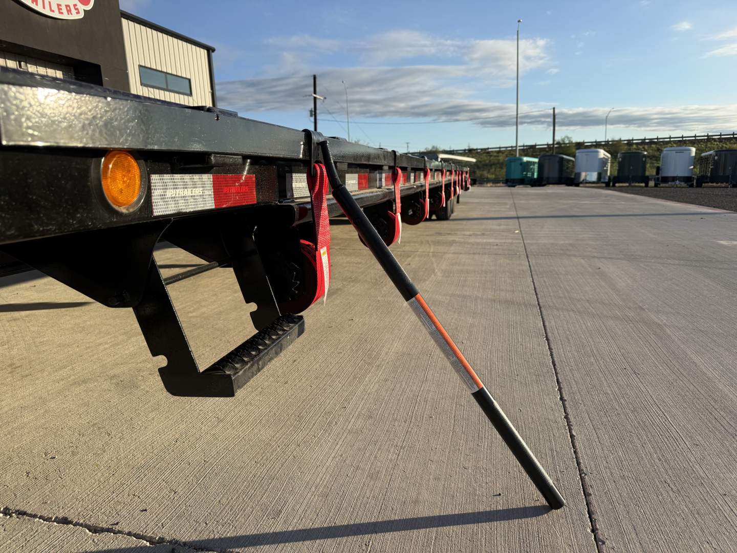 New 2026 PJ 102"x40' GN Low-Pro Air-Ride Flatbed w/ Duals - LD