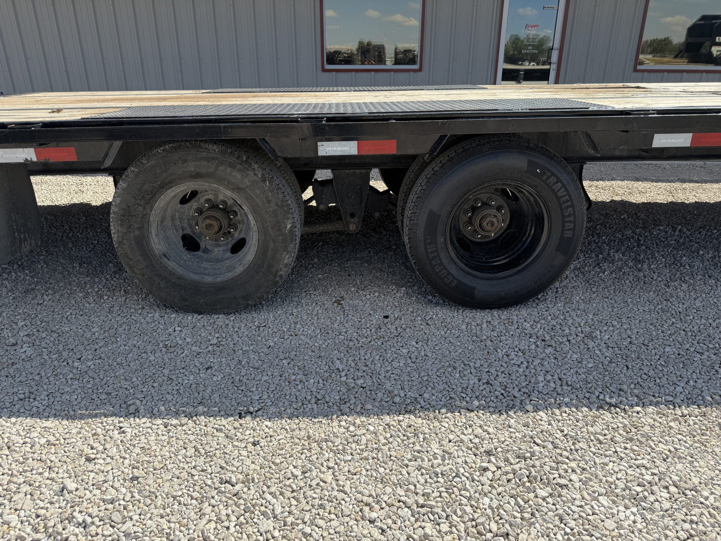 Used 2023 PJ 102"x40' GN Low-Pro Flatbed w/ Duals- LD