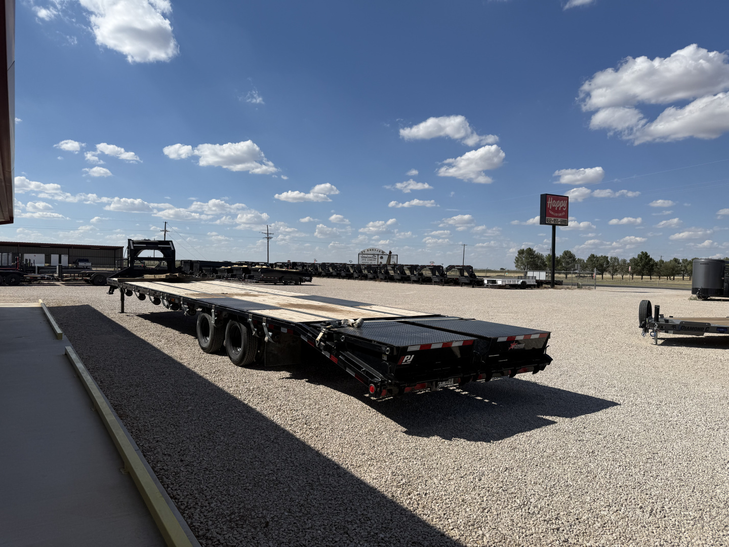 Used 2023 PJ 102"x40' GN Low-Pro Flatbed w/ Duals- LD