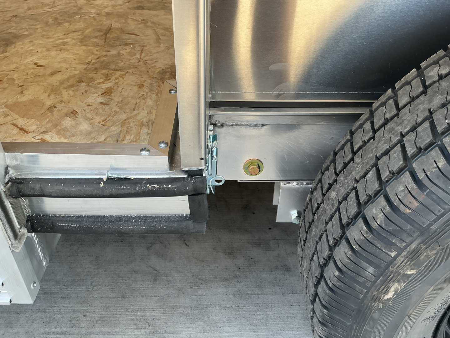 New 2026 ALCOM 8.5X24 9K Enclosed Car Hauler W/ Elite Escape Door