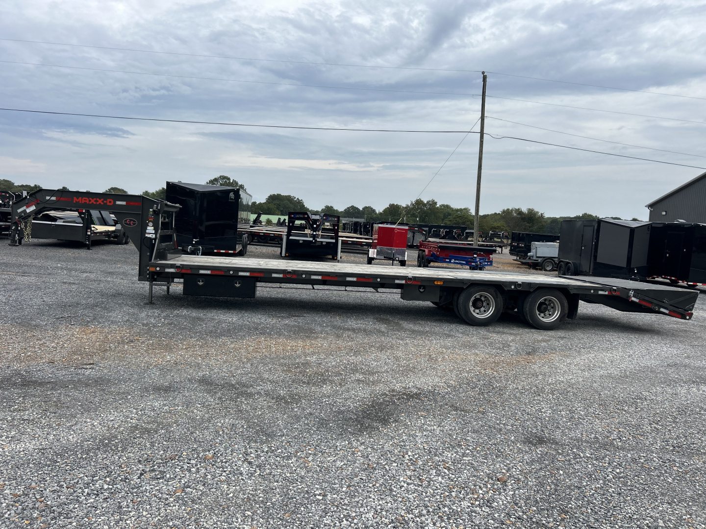 Used 2025 MAXXD 102"X32' 30K Gooseneck Flatbed Trailer
