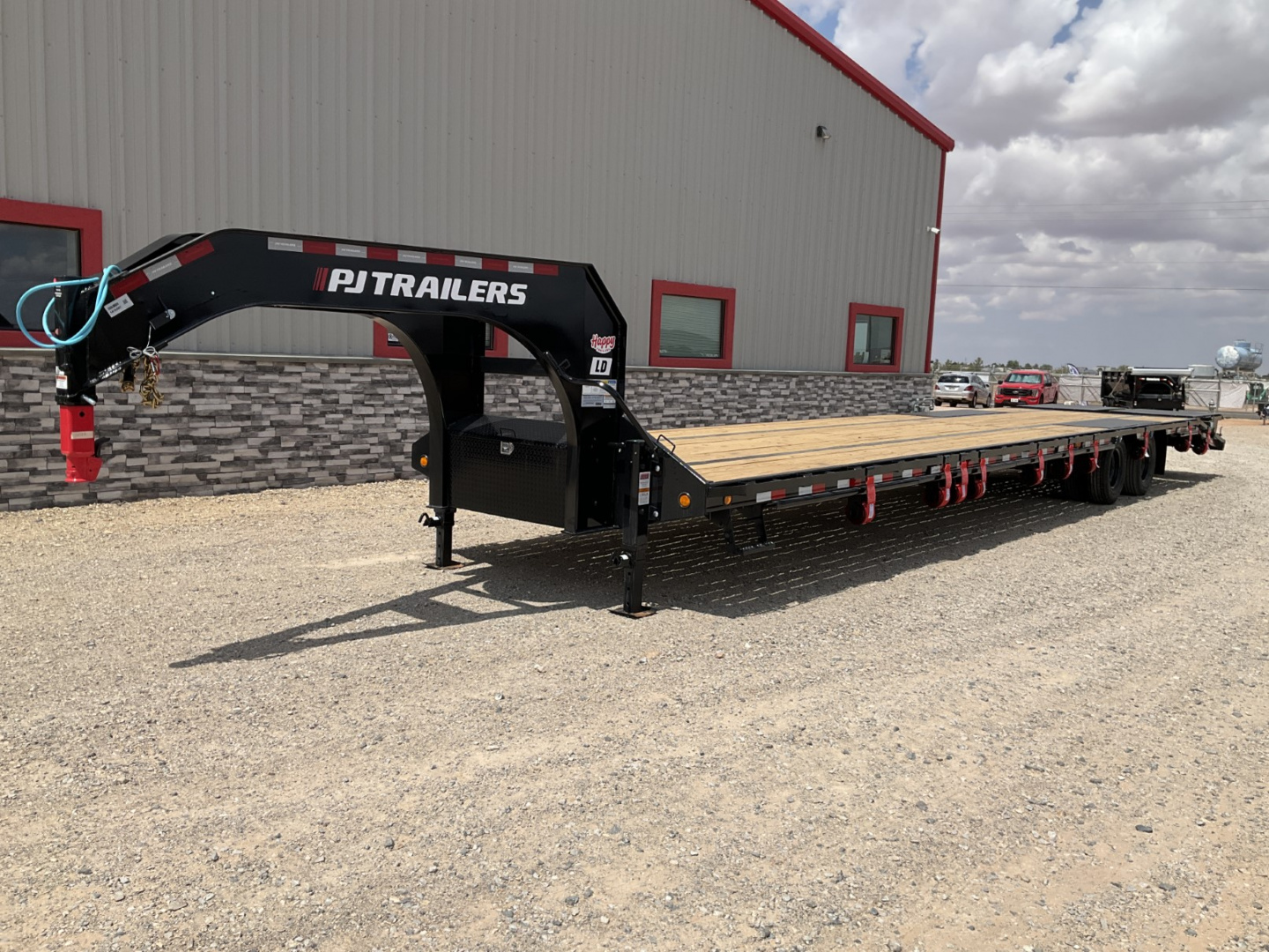 New 2026 PJ 102"x40' GN Low-Pro Air-Ride Flatbed w/ Duals - LD