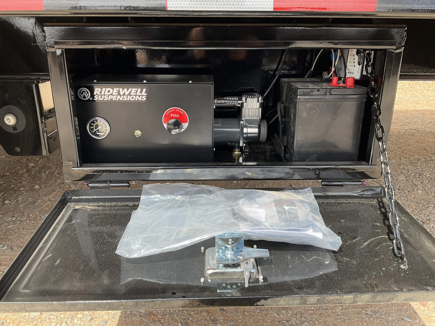 New 2026 PJ 102"x40' GN Low-Pro Air-Ride Flatbed w/ Duals - LD