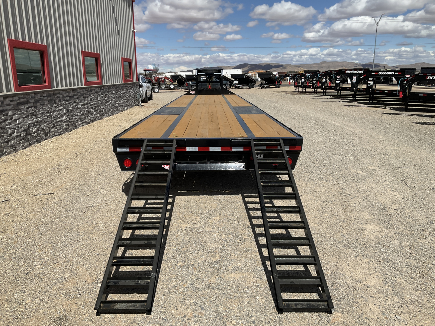 New 2026 PJ 102"x40' GN Low-Pro Flatbed w/ Duals - LD