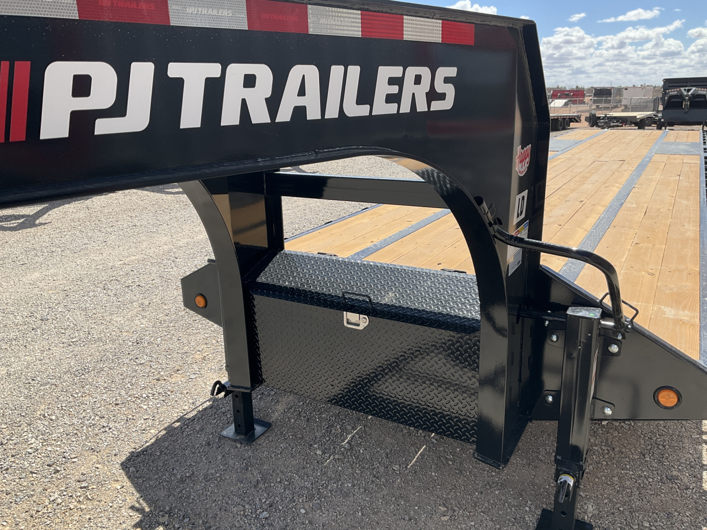 New 2026 PJ 102"x40' GN Low-Pro Flatbed w/ Duals - LD