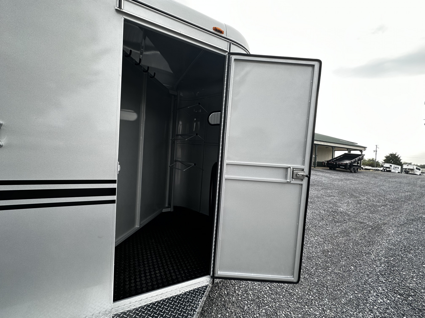 New 2026 Bee 3 Horse Slant Load Durango BP Horse Trailer