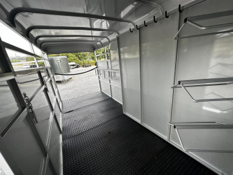 New 2026 Bee 3 Horse Slant Load Durango BP Horse Trailer