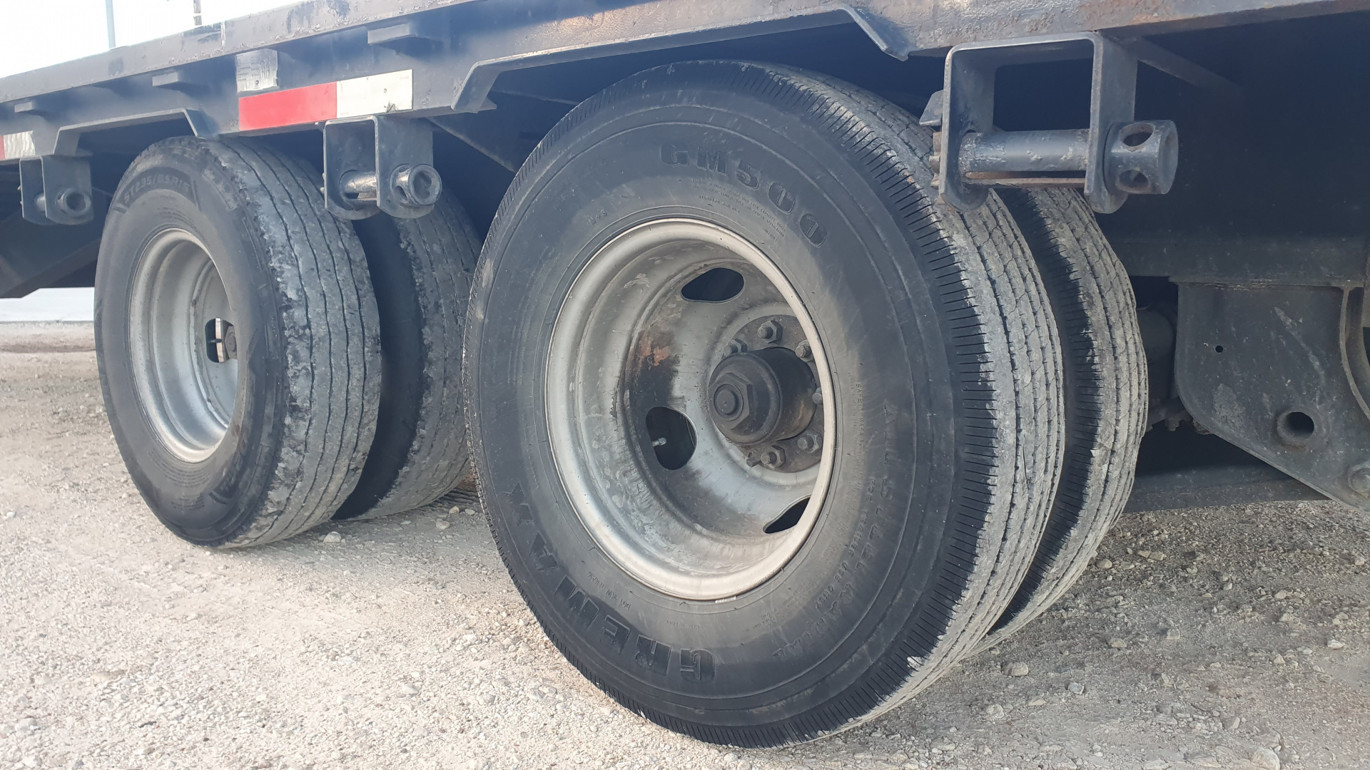 Used 2022 Top Hat 102"x40' GN Flatbed w/ Max Ramps