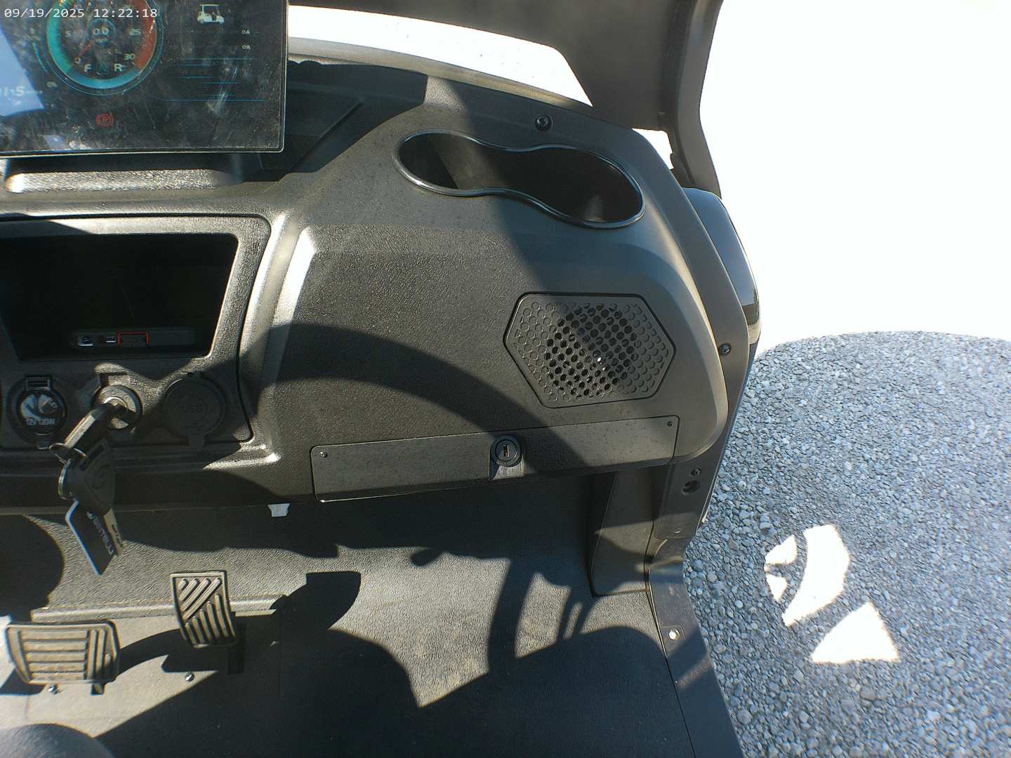 New 2025 Bintelli BEYOND 4P Lifted Golf Cart