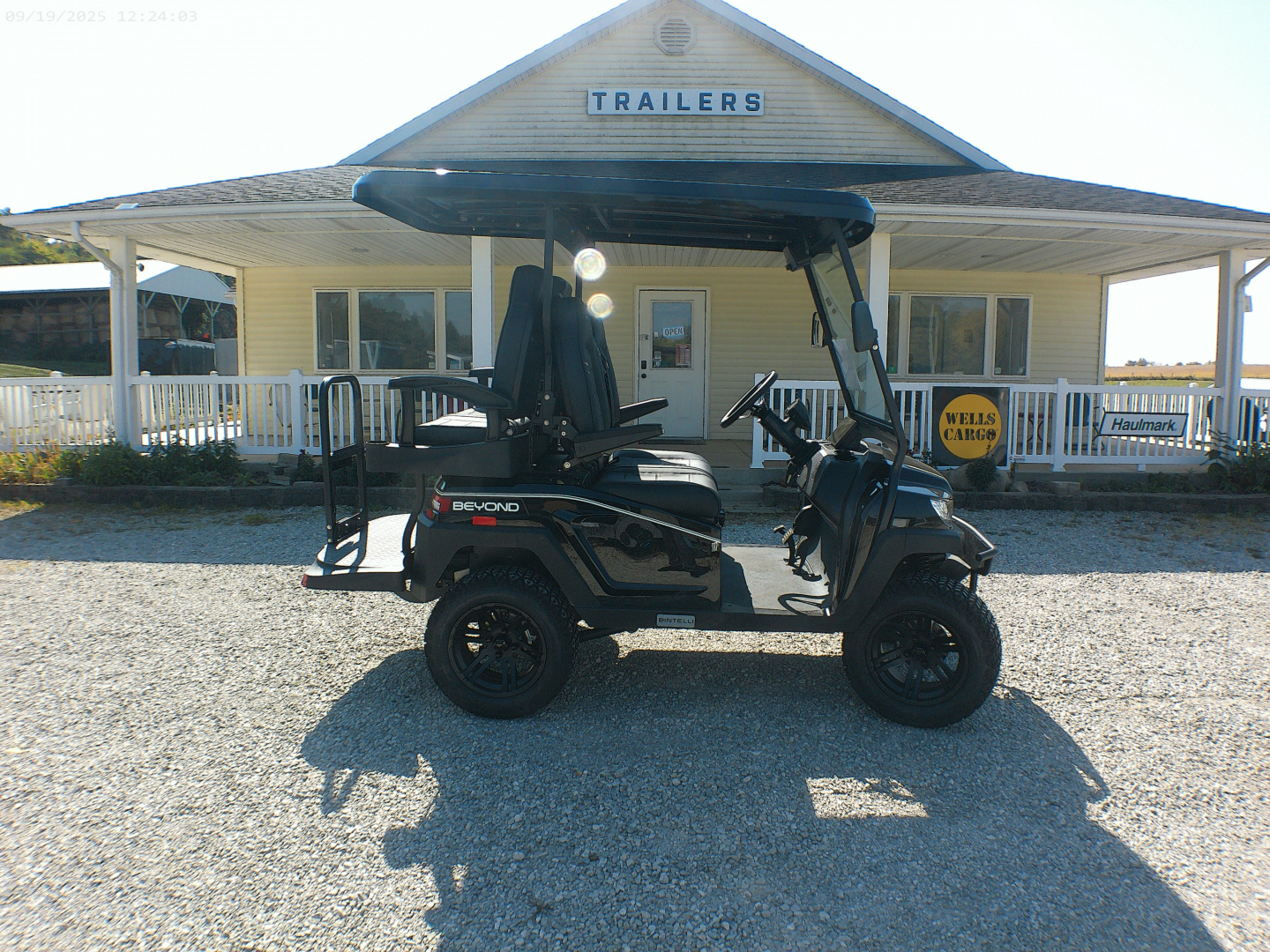 New 2025 Bintelli BEYOND 4P Lifted Golf Cart