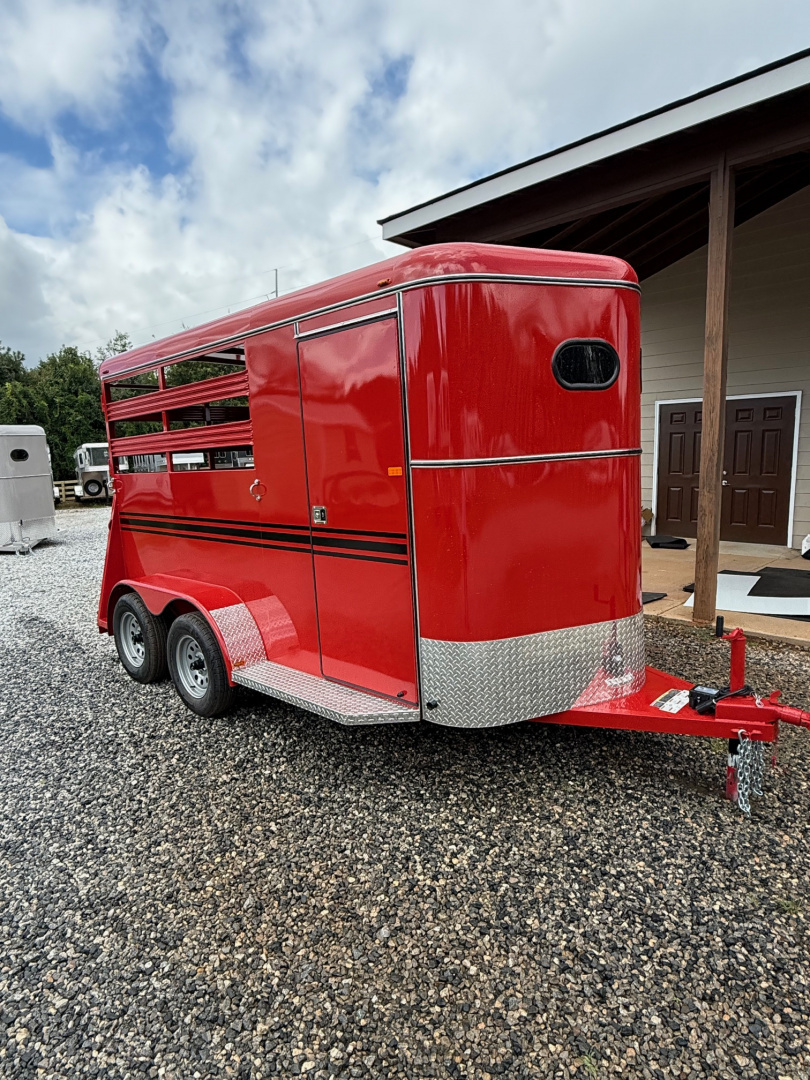 New 2026 Bee 2 Horse Slant Horse Trailer