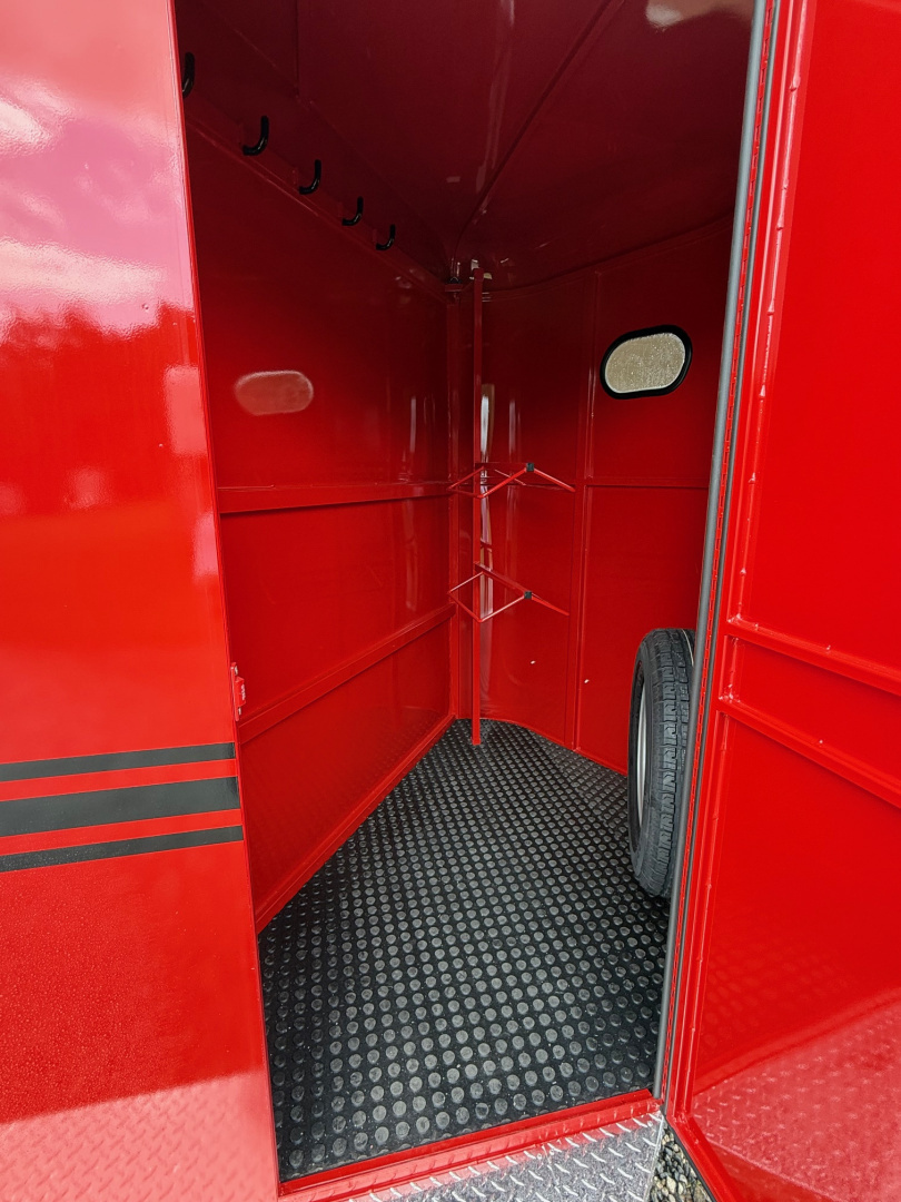 New 2026 Bee 2 Horse Slant Horse Trailer