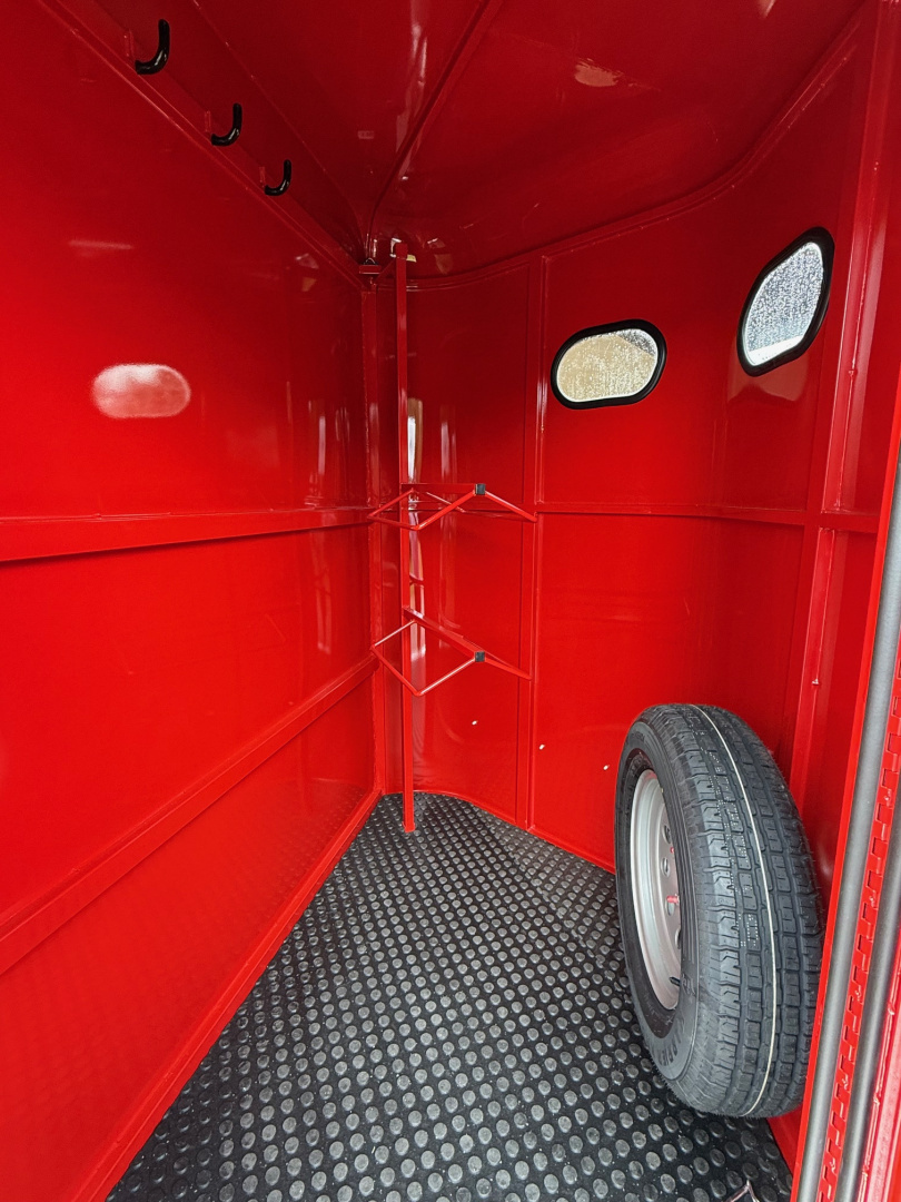 New 2026 Bee 2 Horse Slant Horse Trailer