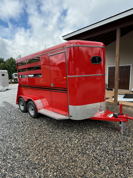 New 2026 Bee 2 Horse Slant Horse Trailer