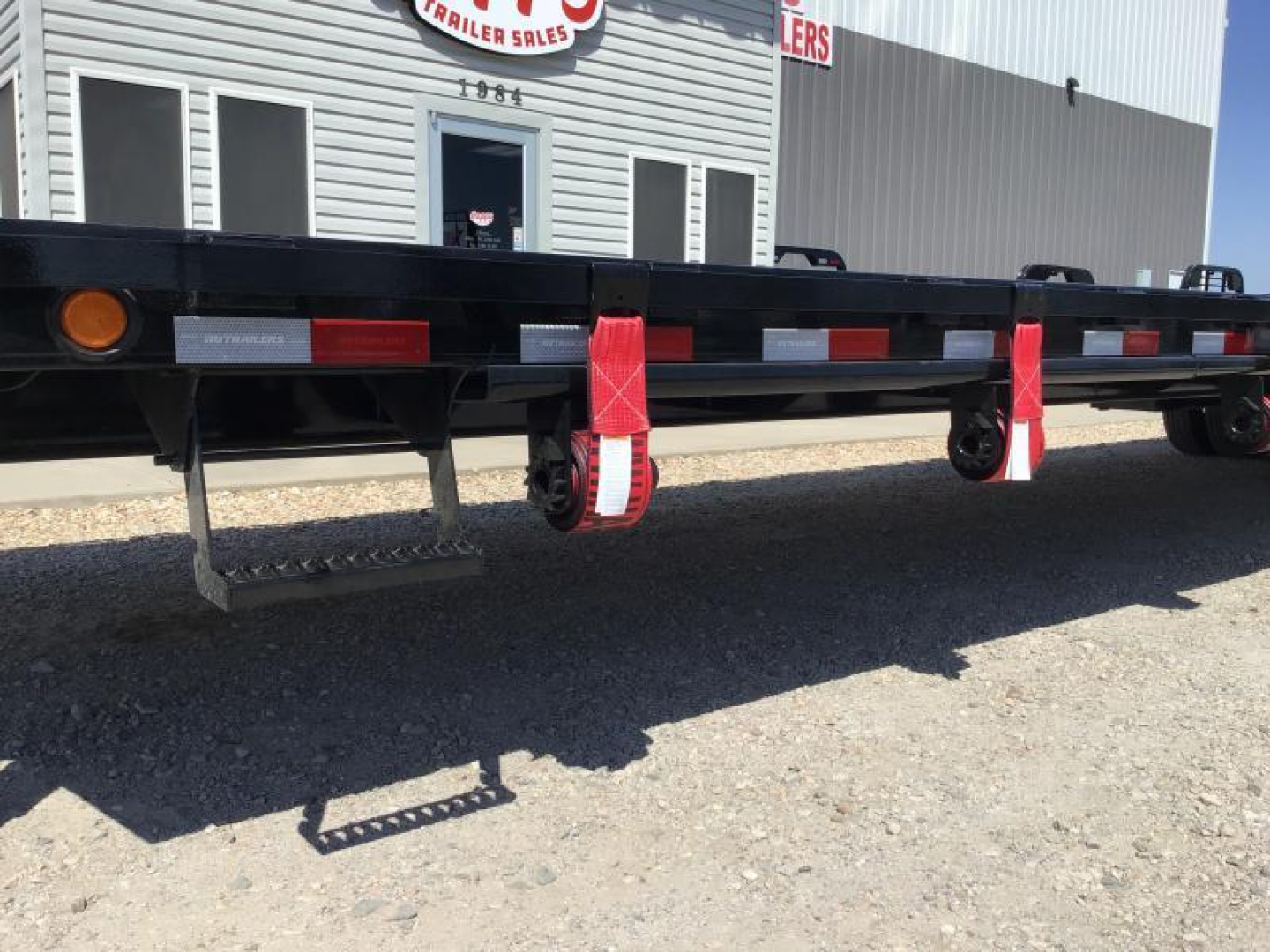 New 2026 PJ 102"x40' GN Low-Pro Air-Ride Flatbed w/ Duals - LD