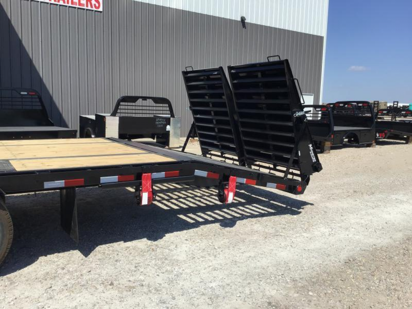 New 2026 PJ 102"x40' GN Low-Pro Air-Ride Flatbed w/ Duals - LD