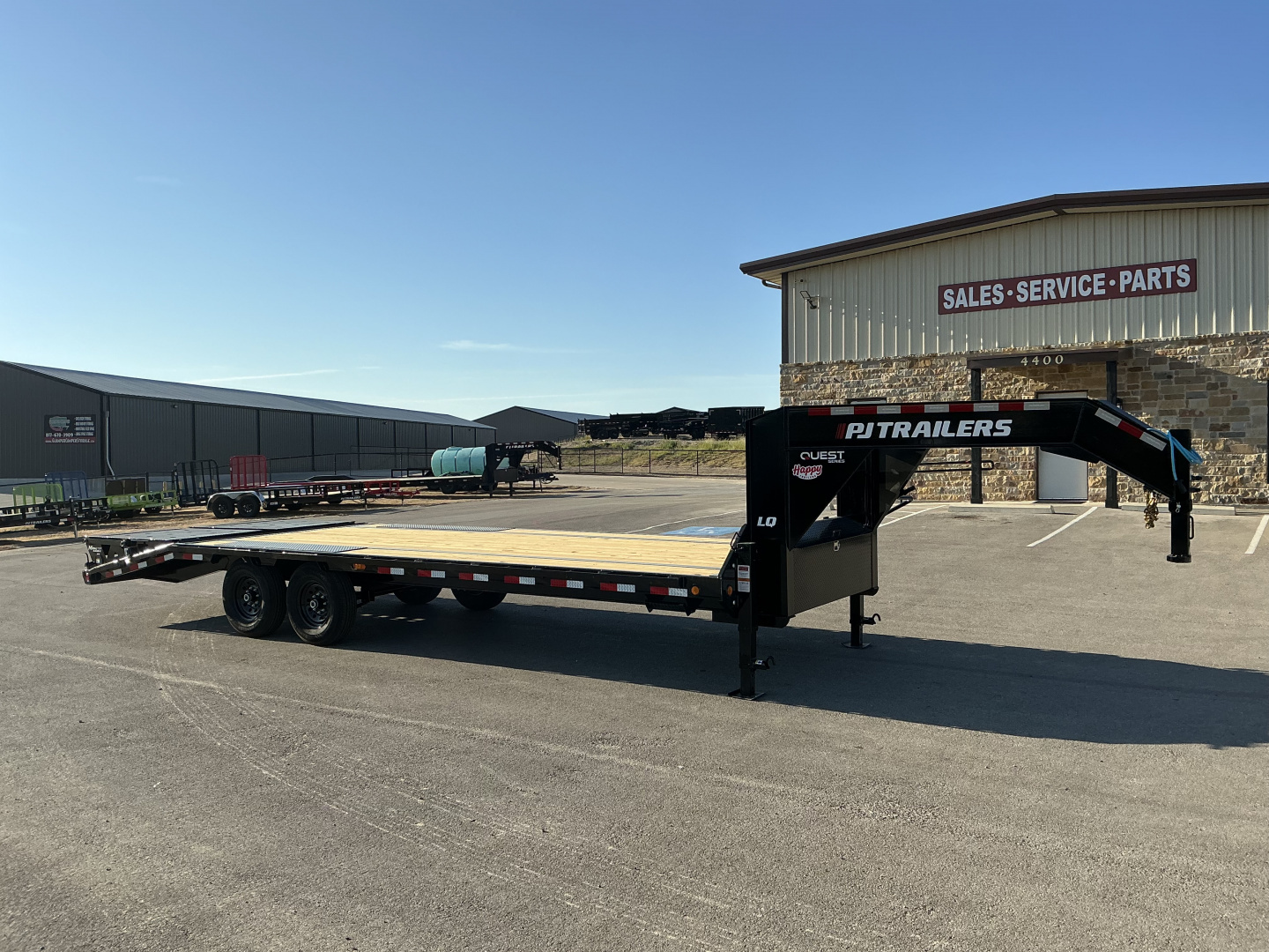 New 2026 PJ 102”x25’ Quest Gooseneck Flatbed w/ Singles – LQ