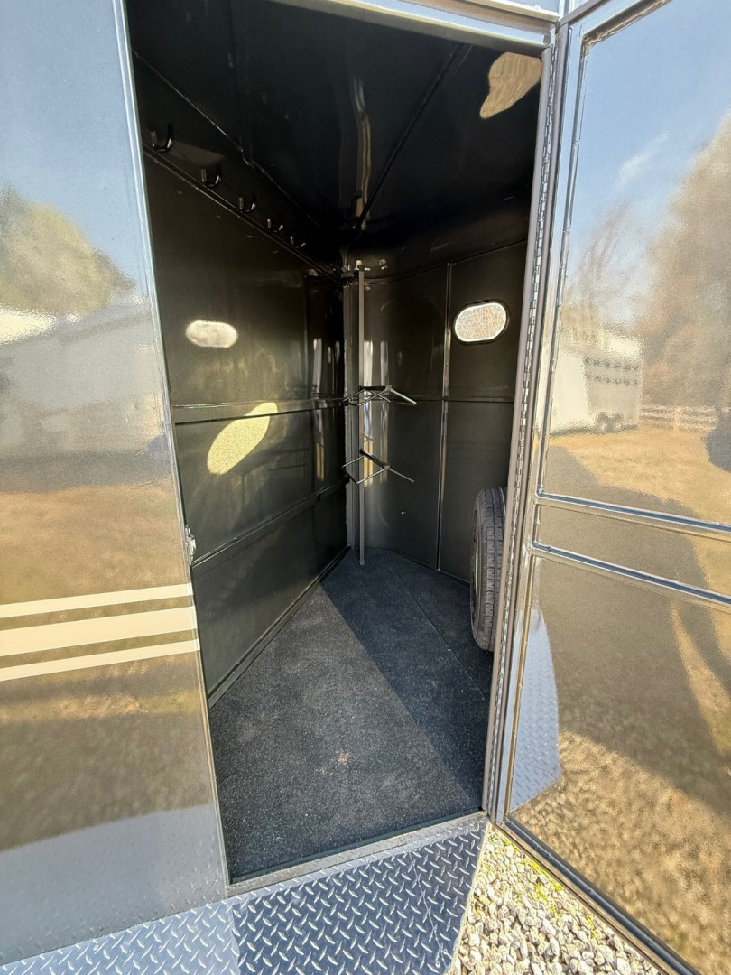 New 2025 Bee 2 Horse Slant Horse Trailer