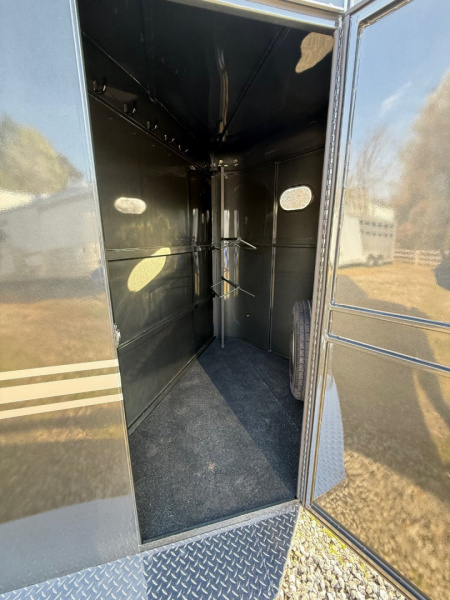 New 2025 Bee 2 Horse Slant Horse Trailer