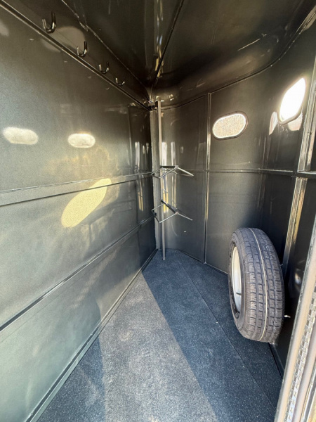 New 2025 Bee 2 Horse Slant Horse Trailer