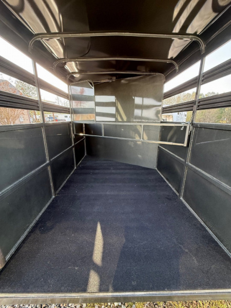 New 2025 Bee 2 Horse Slant Horse Trailer