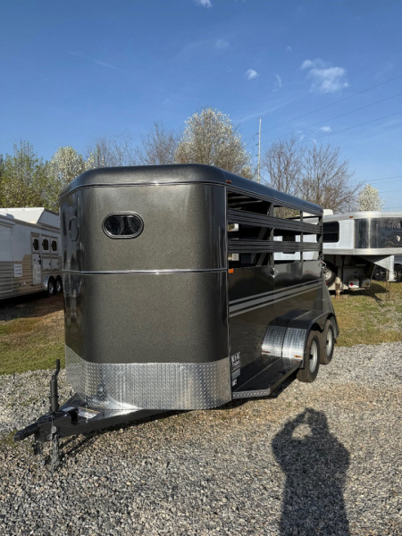 New 2025 Bee 2 Horse Slant Horse Trailer