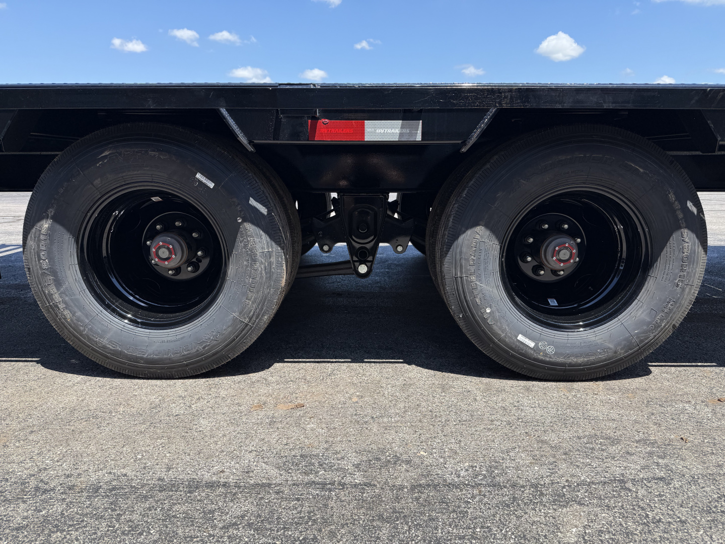 New 2026 PJ 102"x40' GN Low-Pro Flatbed w/ Duals - LD