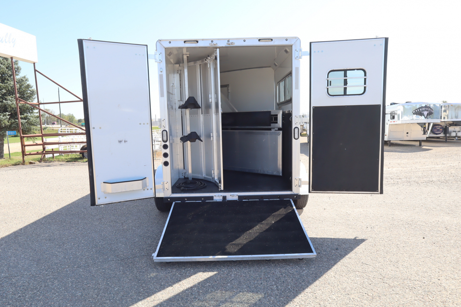 Used 2022 Lakota 2 horse LQ Horse Trailer