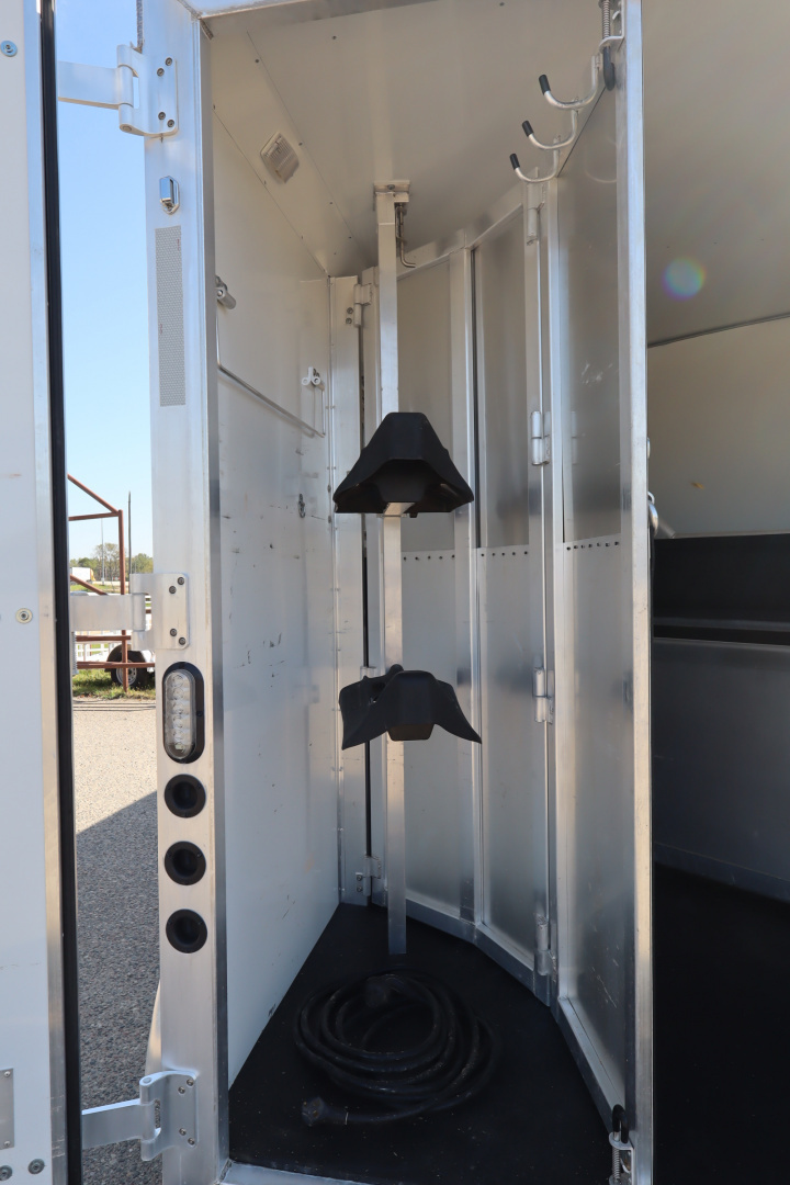 Used 2022 Lakota 2 horse LQ Horse Trailer