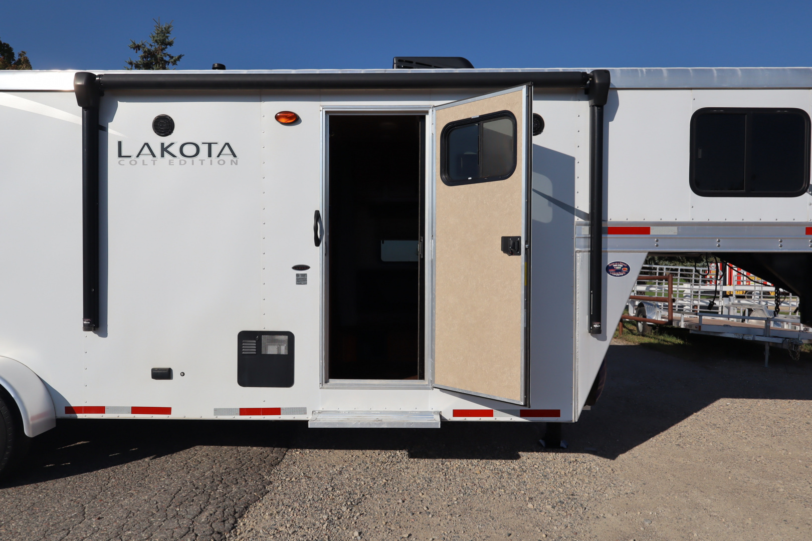Used 2022 Lakota 2 horse LQ Horse Trailer