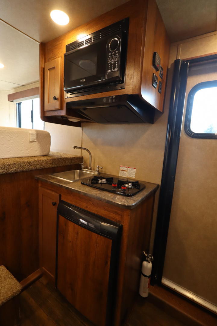 Used 2022 Lakota 2 horse LQ Horse Trailer