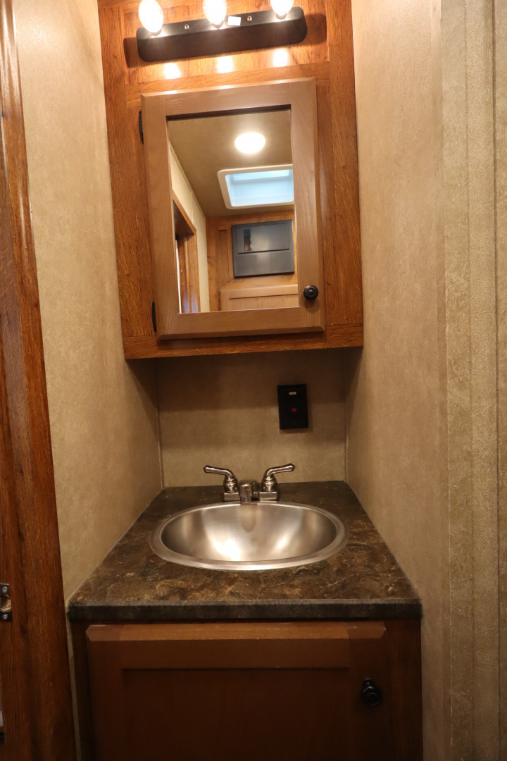 Used 2022 Lakota 2 horse LQ Horse Trailer