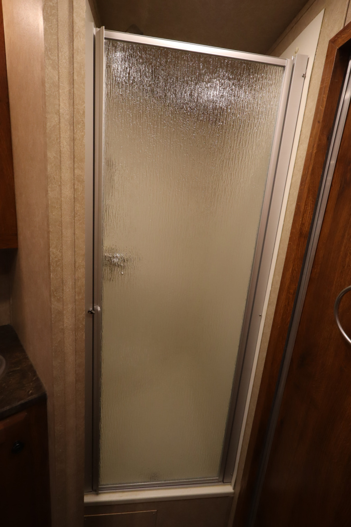 Used 2022 Lakota 2 horse LQ Horse Trailer