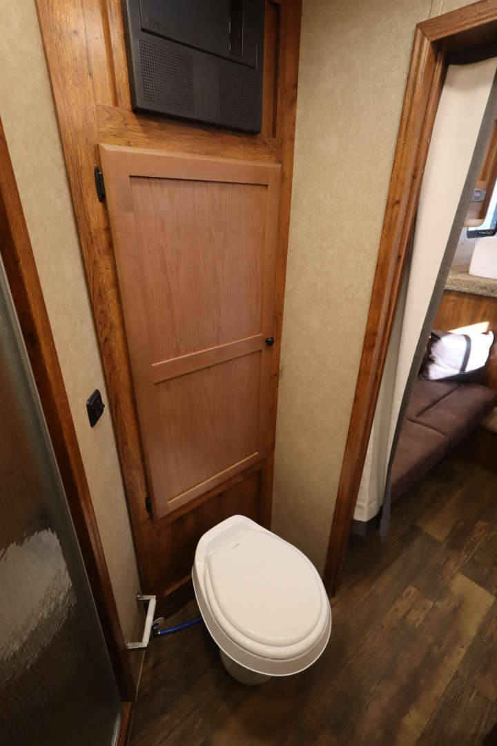 Used 2022 Lakota 2 horse LQ Horse Trailer