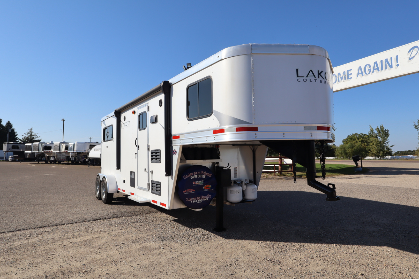Used 2022 Lakota 2 horse LQ Horse Trailer